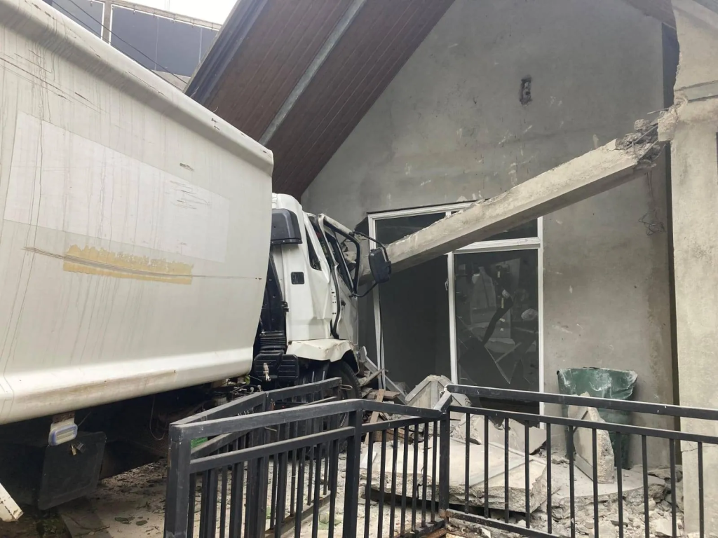 வீட்டின் சுவரில் லொறி மோதி விபத்து